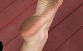 Foot Factory Kayla Jane Danger 421790 10-30-2011 Kayla Bares Her Filthy Soles By The Poolside
