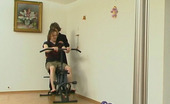 Stunning Matures Sara & Mike Naughty Milf Offering A Sporty Dude To Train His Muscle Of Love In The Gym
