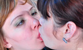 Kiss Matures 480305 Caroline Unsuspecting Girl Getting Kissed And Licked By An Experienced Busty Lesbo Kiss Matures
