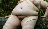 Plumper World 504372 Stunning Chubby Bitch Poses Nude In The Woods Plumper World
