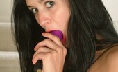 Solo Sydney 523519 Sydney Plugs Pussy Wtih Thick Vibe Solo Sydney
