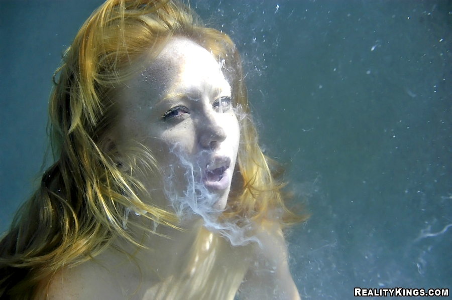 Super hot teen gets fucked under water in these awesome underwater pool fuc...