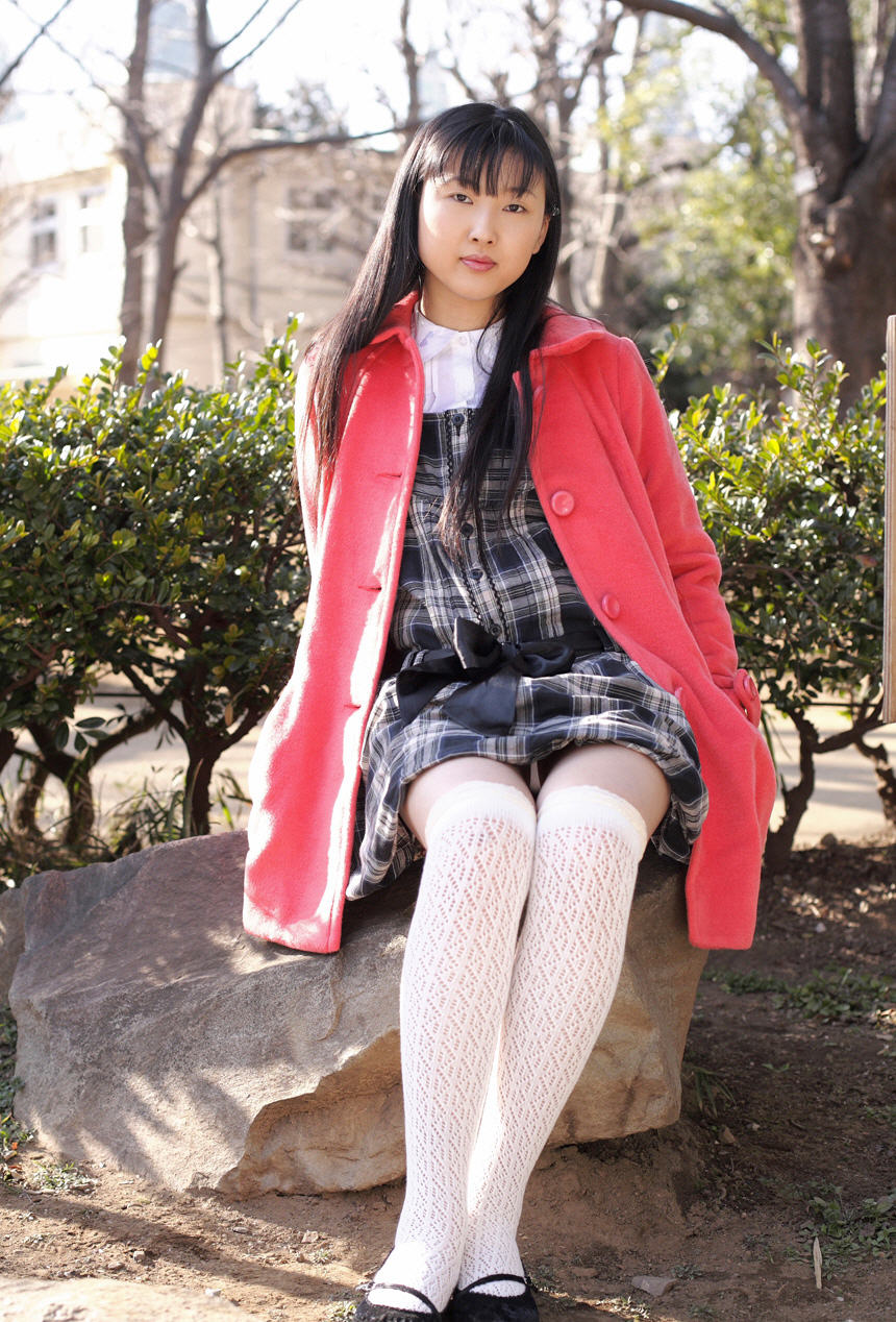 Idols 69 Youko-Sasaoka Japanese Tramp Poses In Her School Uniform As She Waits 257227