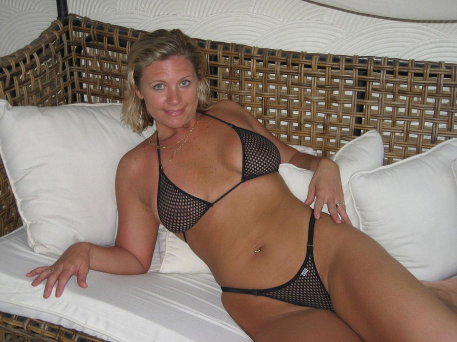 Amateurity Busty Mature Amateur Posing A Busty Blonde Mature Amateur Housewife Posing On Holidays ! What A Rack..