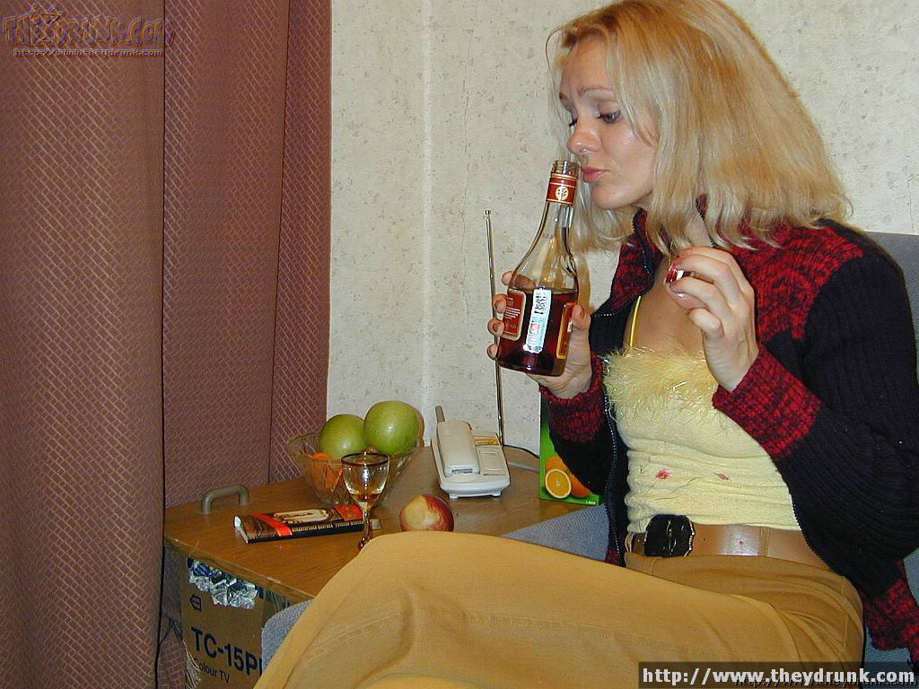 Бухую тетю. Пьяные взрослые женщины. Пьяненькие женщины в возрасте. Взрослые женщины бухаем. Русские женщины в возрасте пьяные.
